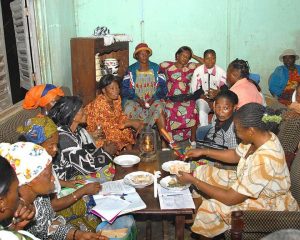 Des Africaines Femmes assises autour d'une table 