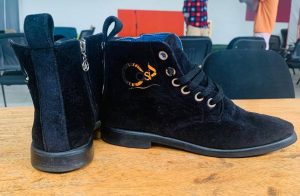 chaussure de la marque de Oasis Monkoto sur une table. 
